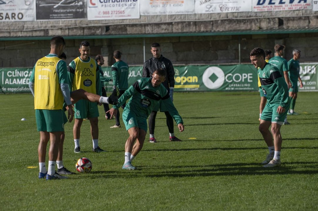 Los jugadores del Arenteiro, ayer en el entrenamiento celebrado en Espiñedo.