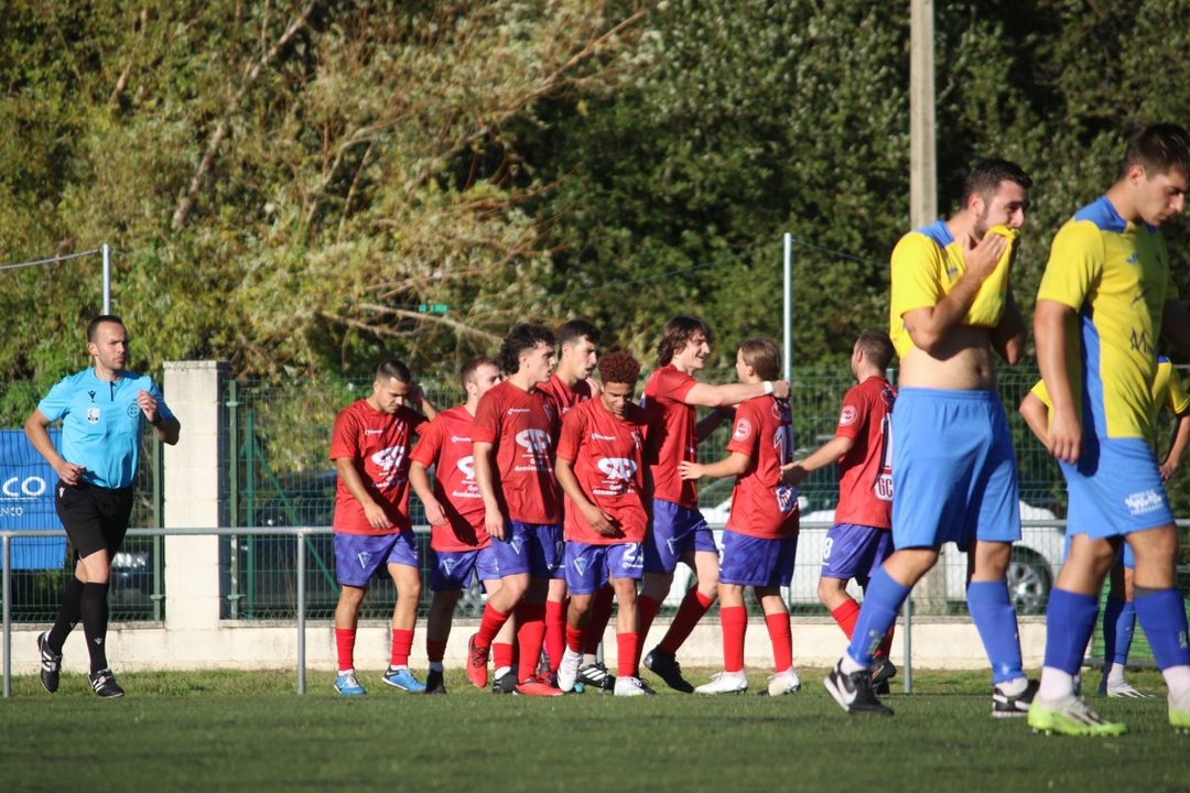 Los jugadores del Maceda celebran el tercer gol marcado por Fontela en el campo del Rúa.