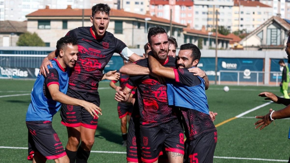 Los jugadores del Velle celebran uno de los goles en Vigo (Foto: J. SANTOMÉ).