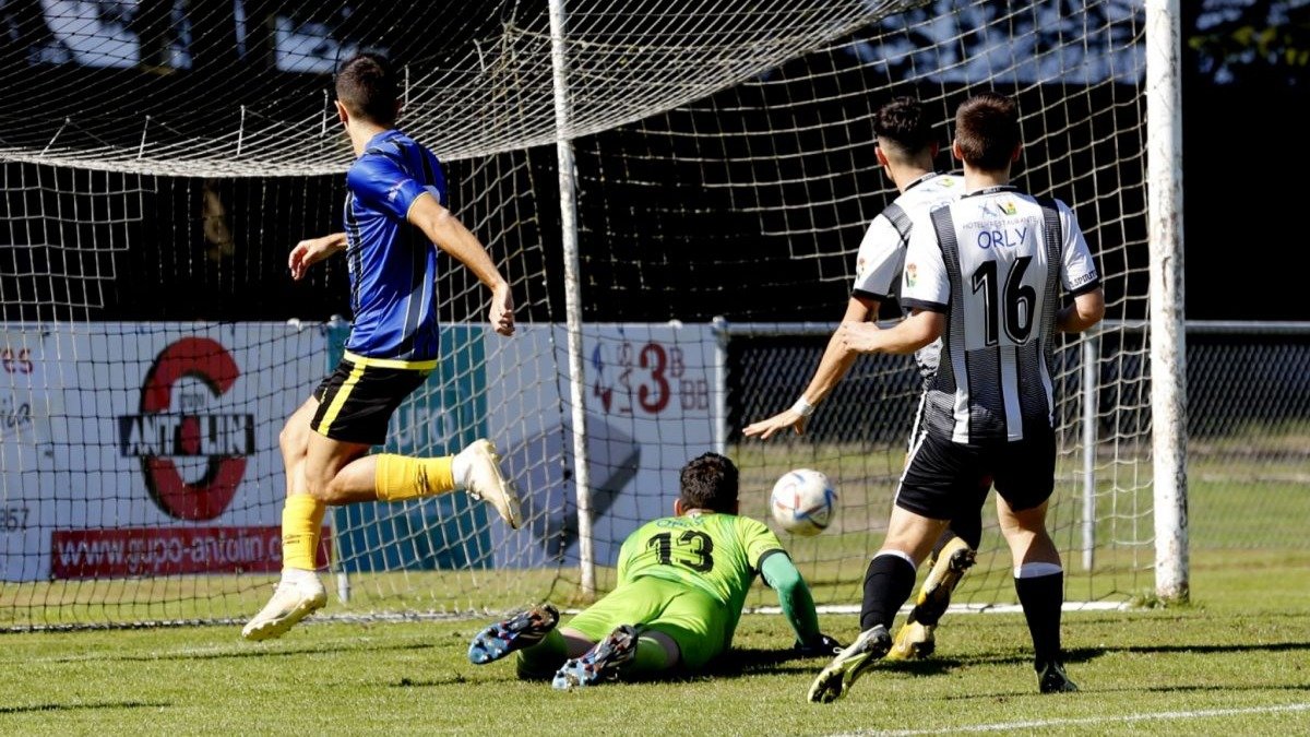 Vila logra el segundo gol del Areas ante la mirada de Rui (Foto: Marcos Atrio).