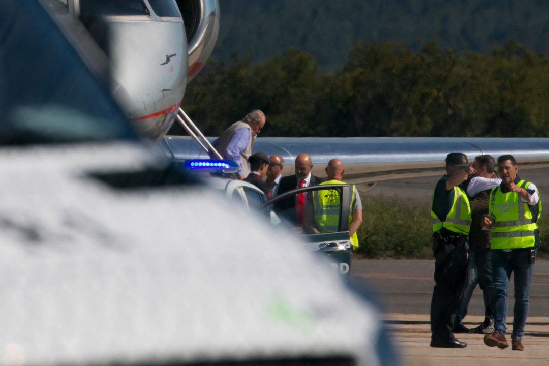 Juan Carlos I tras aterrizar este lunes en el aeropuerto de Vigo. Foto: EFE.
