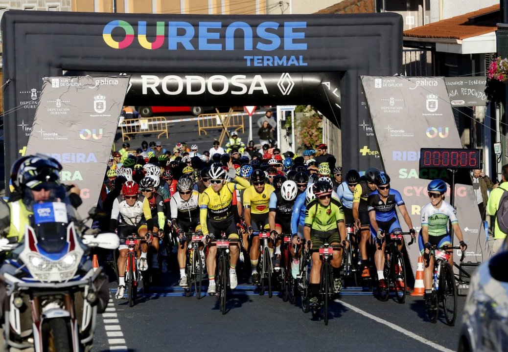 Los participantes, en el momento de tomar la salida en Luintra en la tercera edición de la Ribeira Sacra Cycling Road, una prueba apadrinada por el exprofesional Igor Antón.