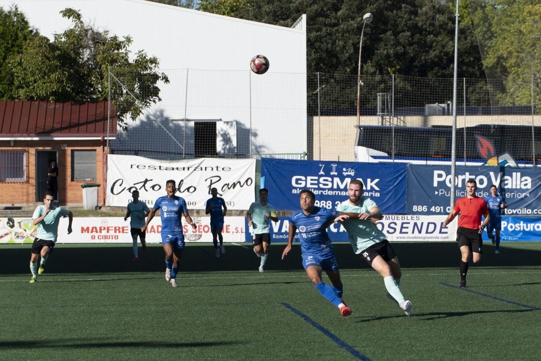 El delantero canario del Ourense CF Amin persigue un balón en el partido ante el Covadonga.