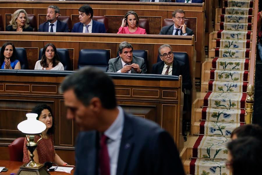 Feijóo, en su escaño, mientras Sánchez llega al Congreso (Foto: EFE).