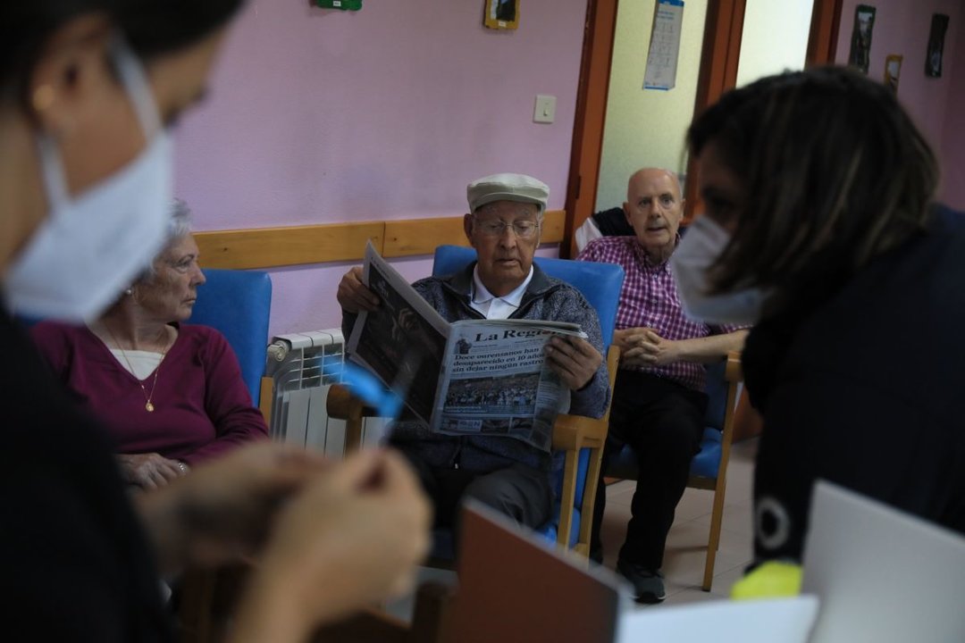 Un pensionista lee el periódico.
