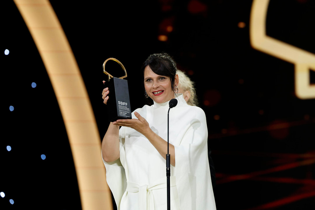 La cineasta donostiarra Jaione Camborda recibe la Concha de Oro a la Mejor Película por 'O Corno' (EFE)