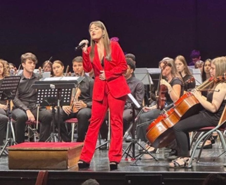 Actuación de Cristina Eiró y la Xove Orquestra Ourensanía en el Teatro Principal