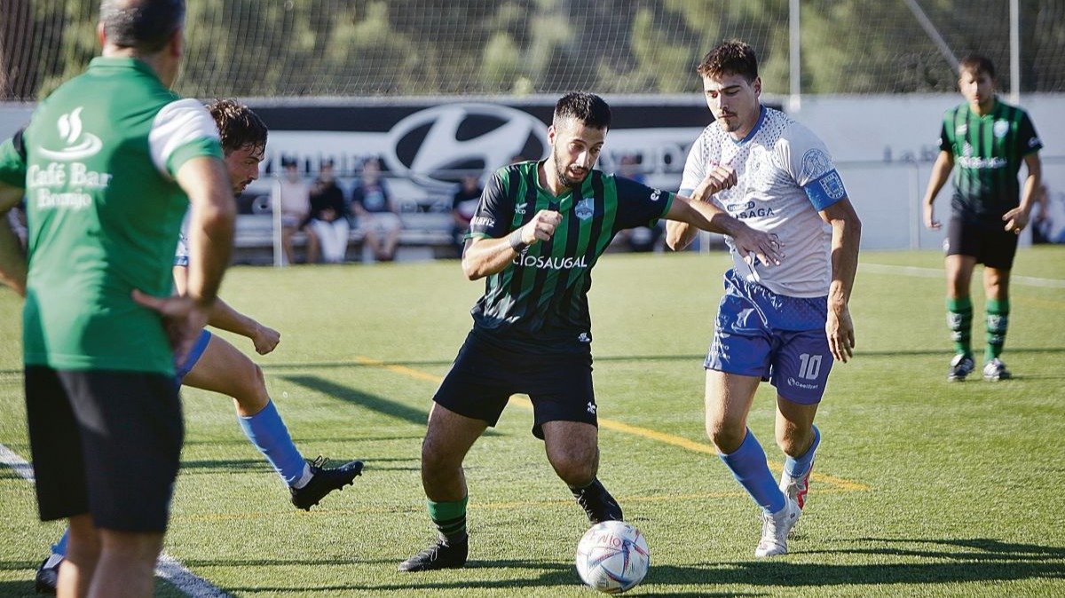 Adrián Blanco disputa la pelota con un futbolista del Allariz, ayer en el campo Monte de Aira de Velle (Foto: Miguel Ángel).