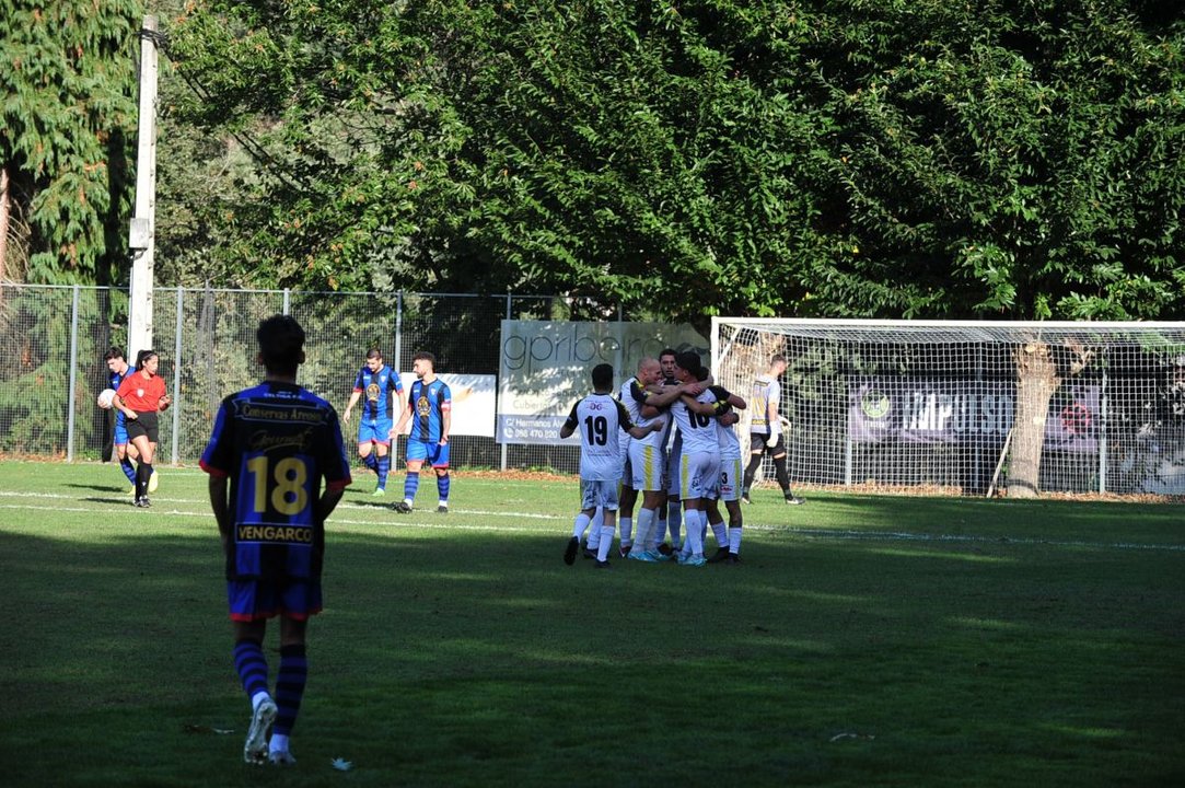 Los jugadores del Atlético Arnoia celebran el primer gol del partido en A Queixeira, el de Rubén Arce (Foto: José Paz).