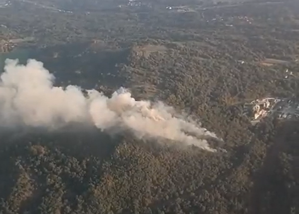 Una columna de humo asciende desde el incendio de Taboadela.