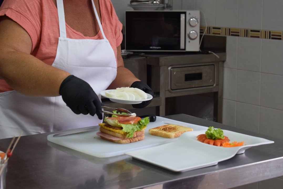 Una persona prepara un plató de comida en un restaurante (EUROPA PRESS).