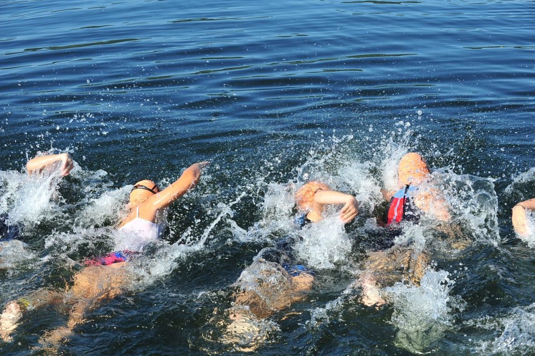 Salida del segmento de natación de una de las categorías de la competición disputada en Castrelo de Miño (Foto: José Paz).