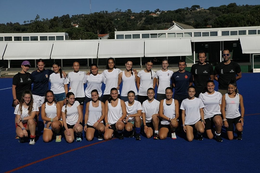 Las integrantes de la selección gallega sub-18 femenina de hockey hierba, en Mariñamansa en una imagen grupal durante el stage de preparación del Campeonato de España (Foto: Miguel Ángel).