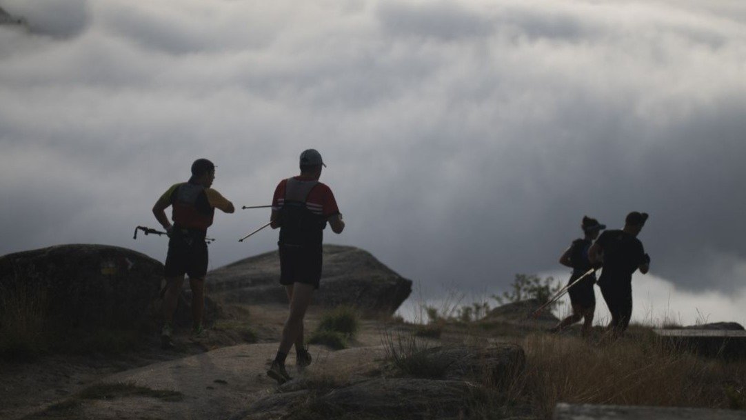 Varios atletas superan una de las ascensiones del recorrido del Trail Ribeira Sacra (Foto: Xesús Fariñas).