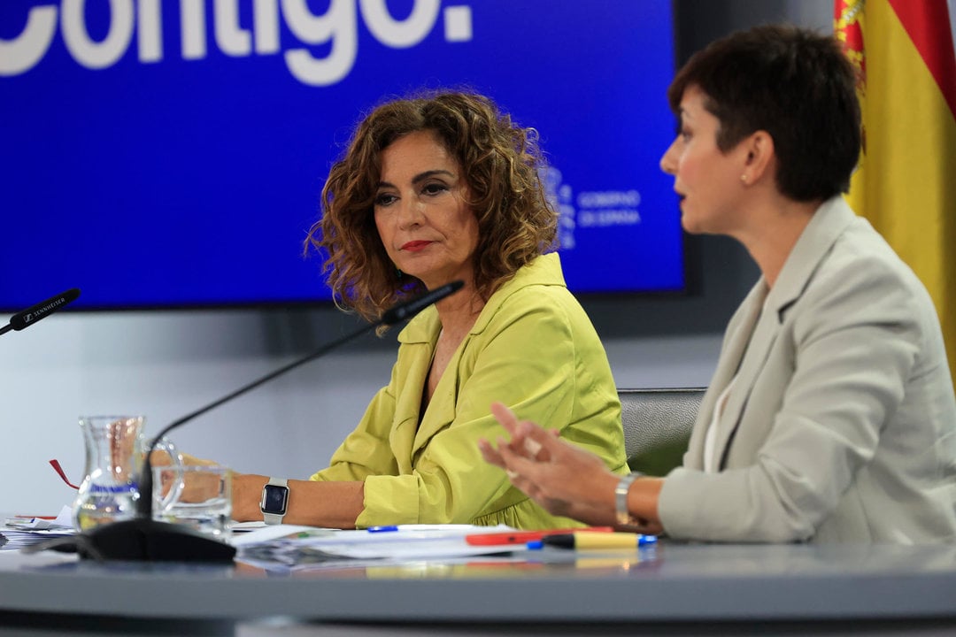 La ministra de Hacienda en funciones, María Jesús Montero (i), y la ministra en funciones de Política Territorial y Portavoz del Gobierno, Isabel Rodríguez (d). Foto: EFE.