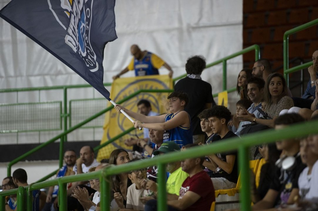 Aficionados del COB durante el partido de pretemporada en el Pazo ante el Básquet Coruña.