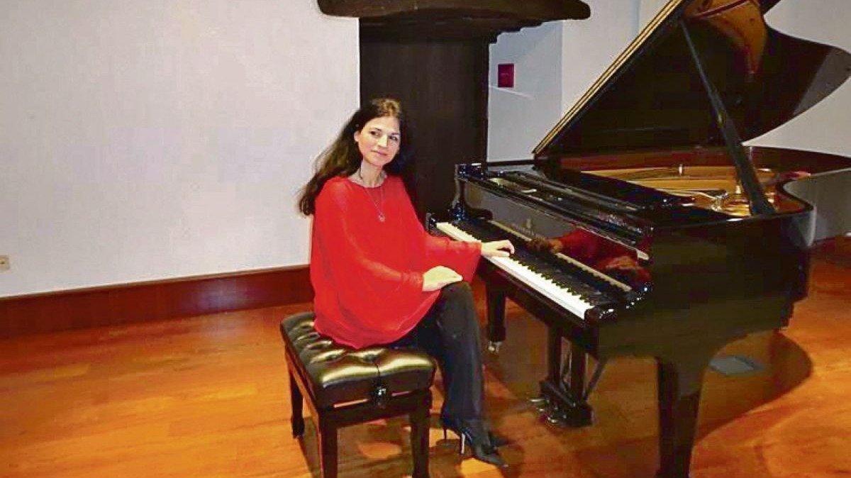 La concertista Sara Marianovich al piano.