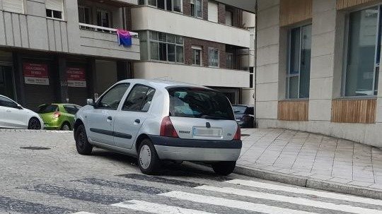 Coche mal aparcado en Ourense.