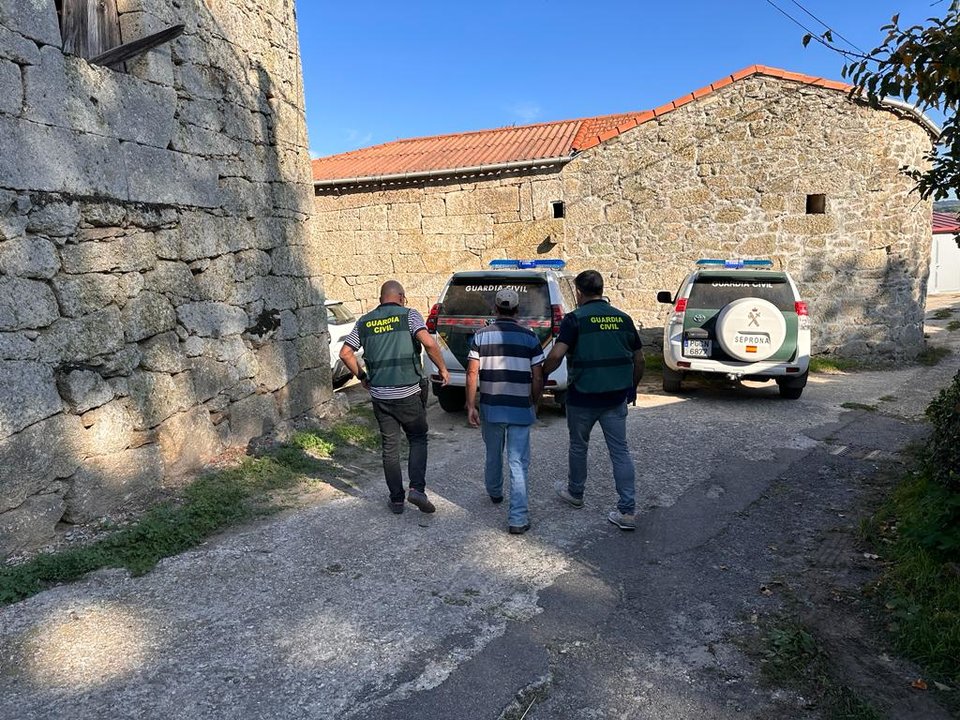 Los agentes llevándose al detenido en la localidad de San Pedro.
