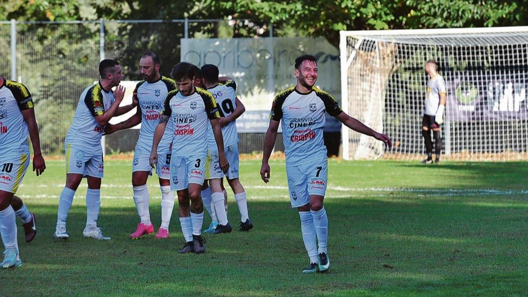 Rubén Arce, delantero del Arnoia, feliz tras el gol de la sentencia de su equipo al Céltiga.