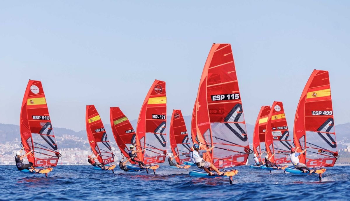 Los windsurfistas, en plena competición cerca de las Islas Cíes.