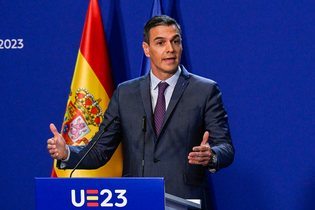 El presidente del Gobierno en funciones, Pedro Sánchez durante la rueda de prensa ofrecida tras la cumbre informal de la Unión Europea celebrada este viernes en Granada. (EFE)