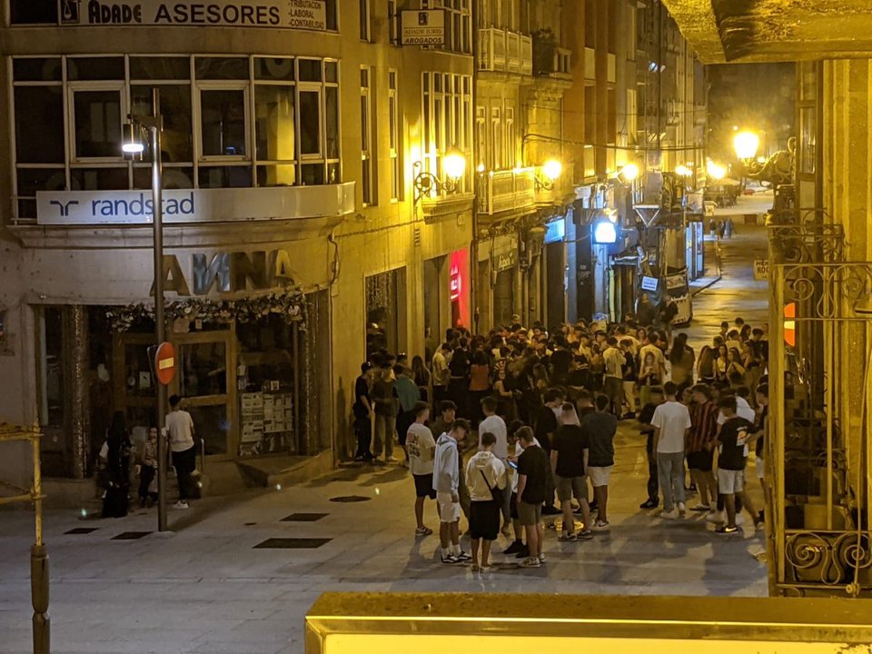Cola para entrar en un pub de la ciudad de Ourense, con jóvenes apelotonados en la entrada.