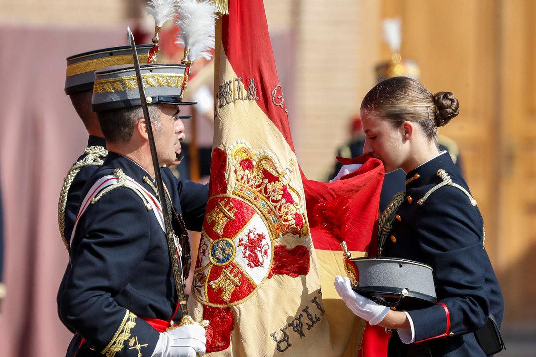 La princesa de Asturias, Leonor de Borbón, jura bandera en una ceremonia oficial celebrada en la Academia Militar de Zaragoza este sábado presidida por su padre, el rey Felipe VI, y junto al resto de los cadetes de su curso. (EFE)