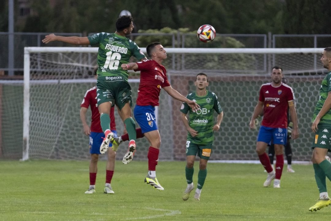 El centrocampista del Arenteiro Vicente Esquerdo lucha por un balón con Alastuey, mediocentro del Teruel. (DIARIO DE TERUEL)