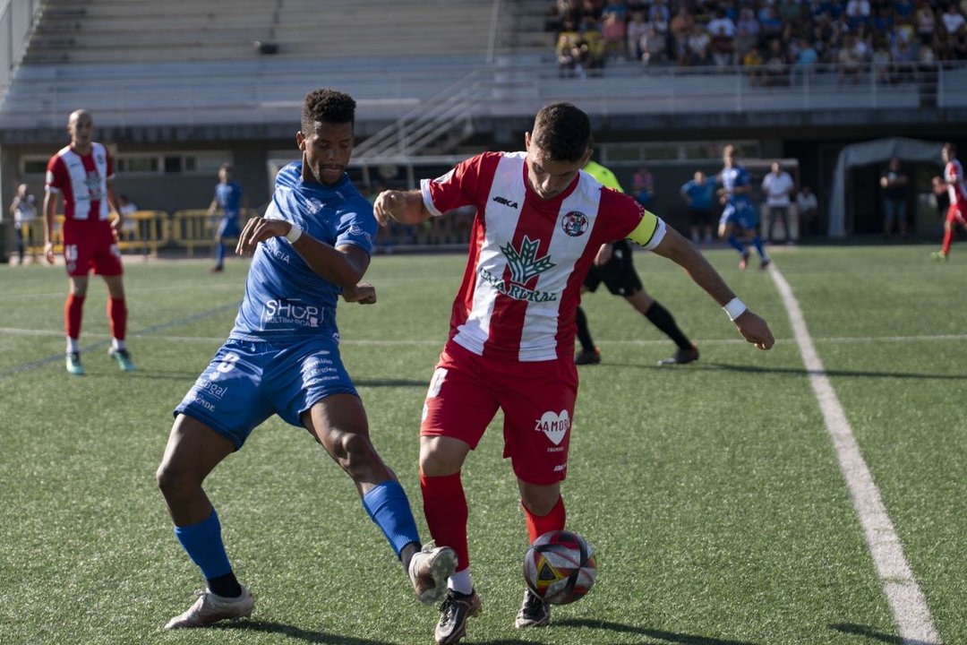 Jerin, del Ourense CF, intenta robarle el balón al capitán del Zamora, Carlos Ramos.