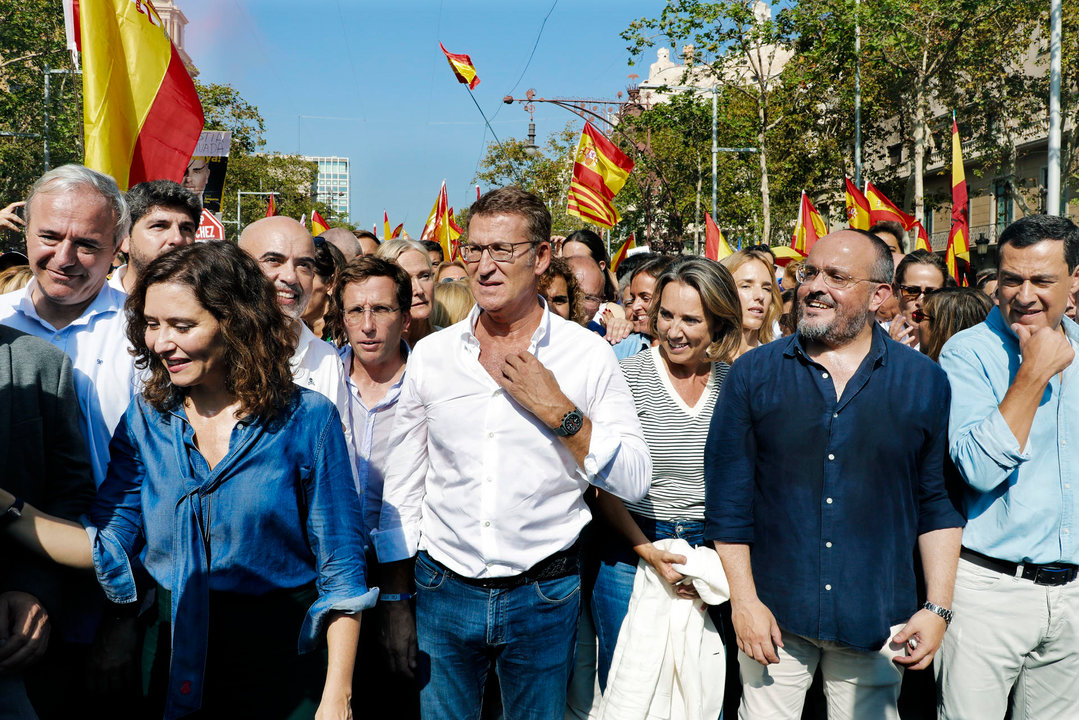 Miles de manifestantes protestan en Barcelona contra la amnistía y gritan `Puigdemont, a prisión`