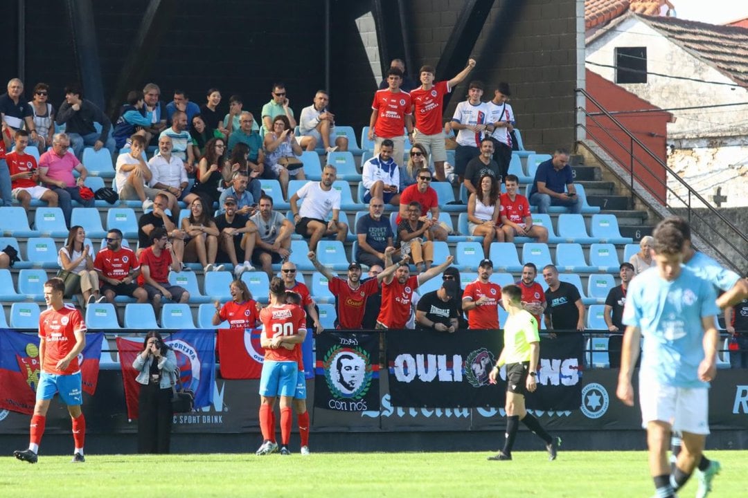 Los unionistas Viti y Rojo celebran el gol de este último ante los aficionados de la UD Ourense.