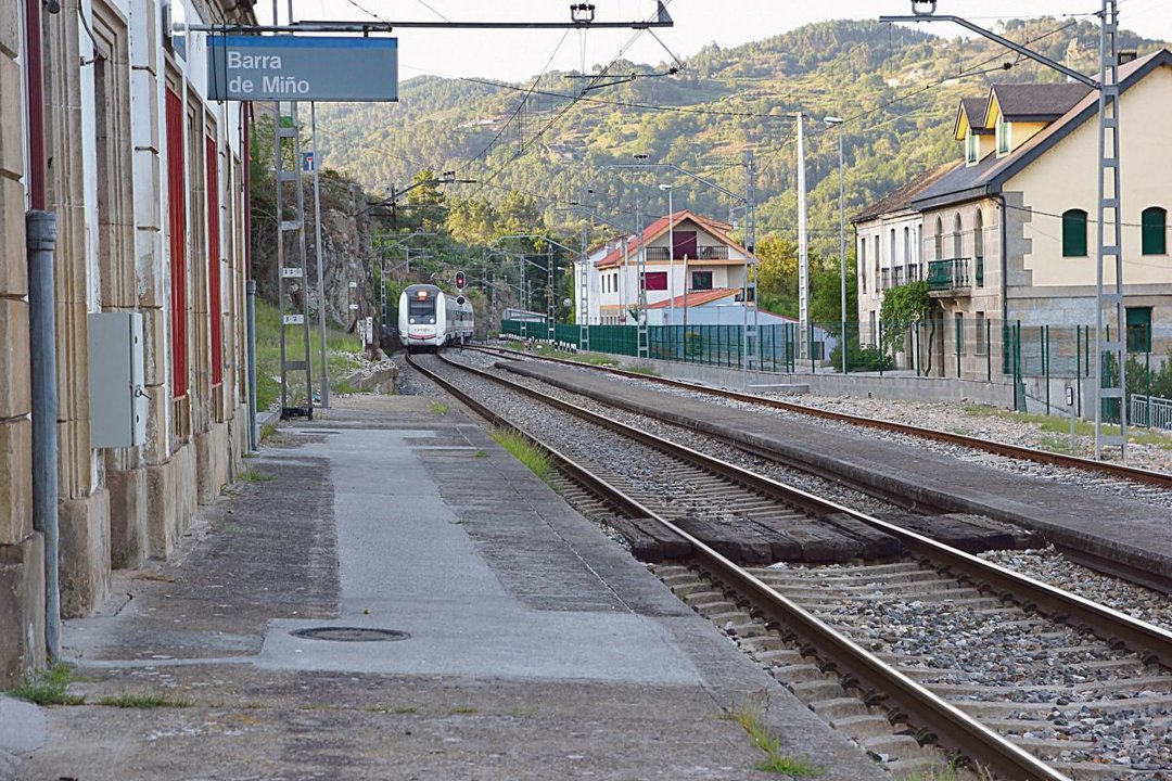Tren 12607, uno de los pendientes de recuperar, llegando a la estación de Barra de Miño.