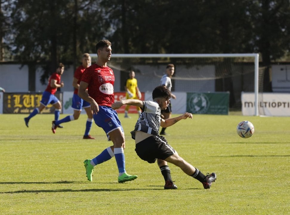El defensa central del Antela Tiago Teixeira despeja ante un jugador del Valladares, ayer en el campo de A Moreira de Xinzo.