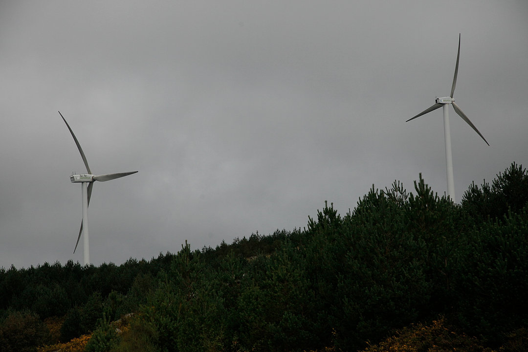 Molinos de un parque eólico cerca de Nogueira de Ramuín. (Foto: Miguel Ángel)