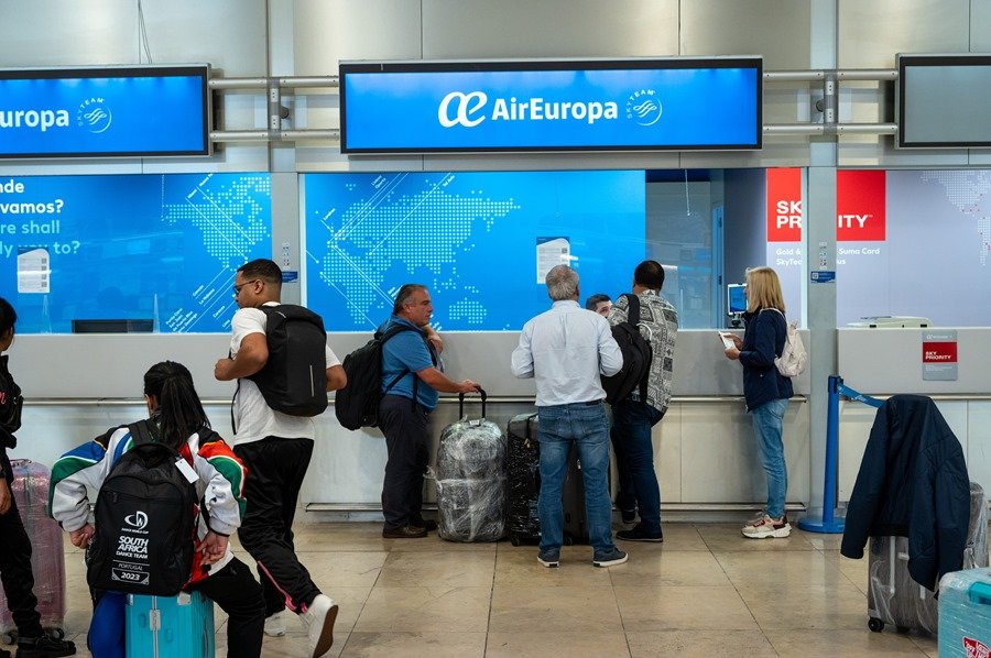 Pasajeros en los mostradores de Air Europa. Fuente: EFE