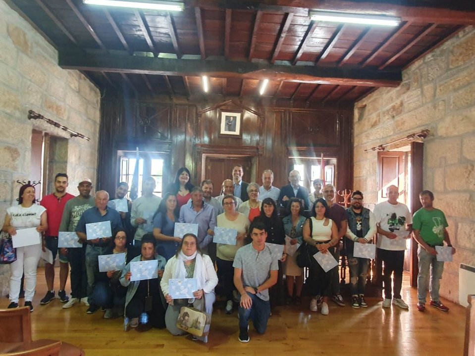 Los alumnos del anterior obradoiro recibieron los diplomas en el Concello de Maside.