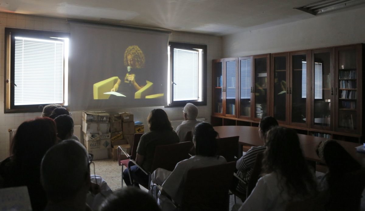 Sanitarios y usuarios del hospital de Piñor escuchan a la psiquiatra Chuz Gómez hablar de ArtEspida en Madrid.