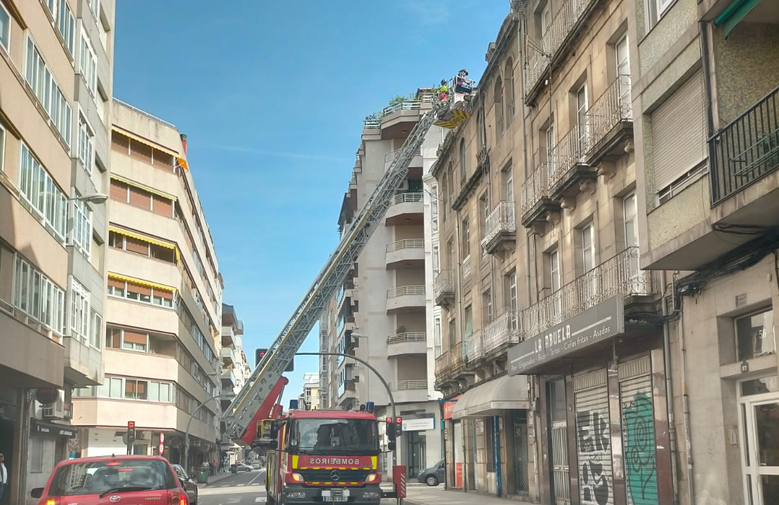 Bomberos realizando labores de mantenimiento en un edificio de la avenida de Buenos Aires.