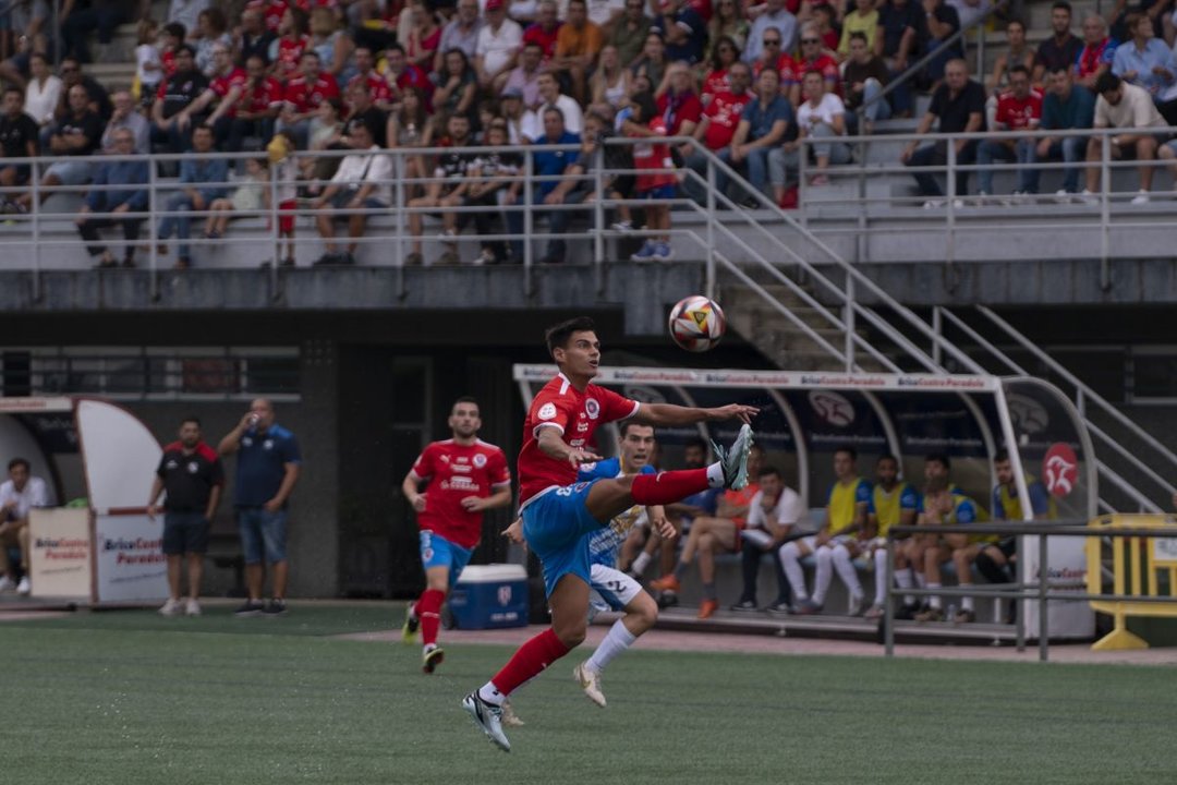 Yelco Alfaya, autor de los dos primeros goles de la UD Ourense, controla un balón.