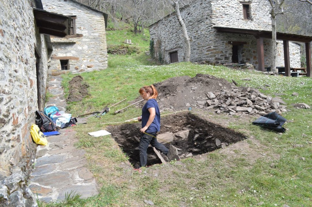 Excavaciones realizadas en las inmediaciones de la Ermita de San Gil de Casayo. Foto cedida