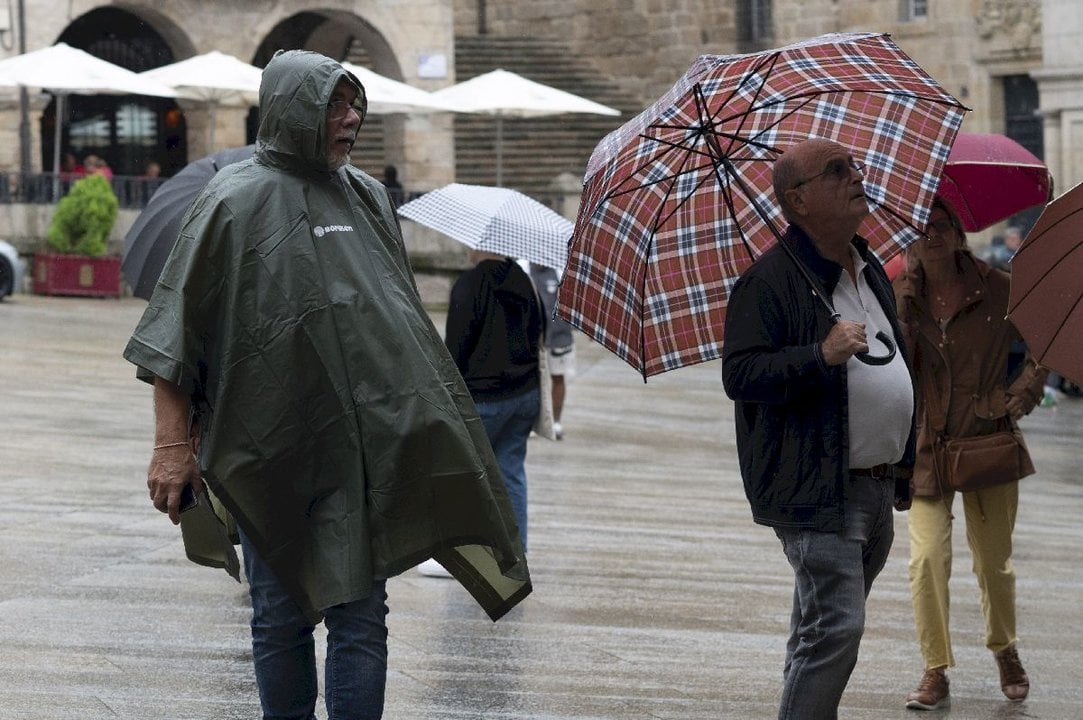 Los paraguas, protagonistas ayer en las calles de la ciudad.