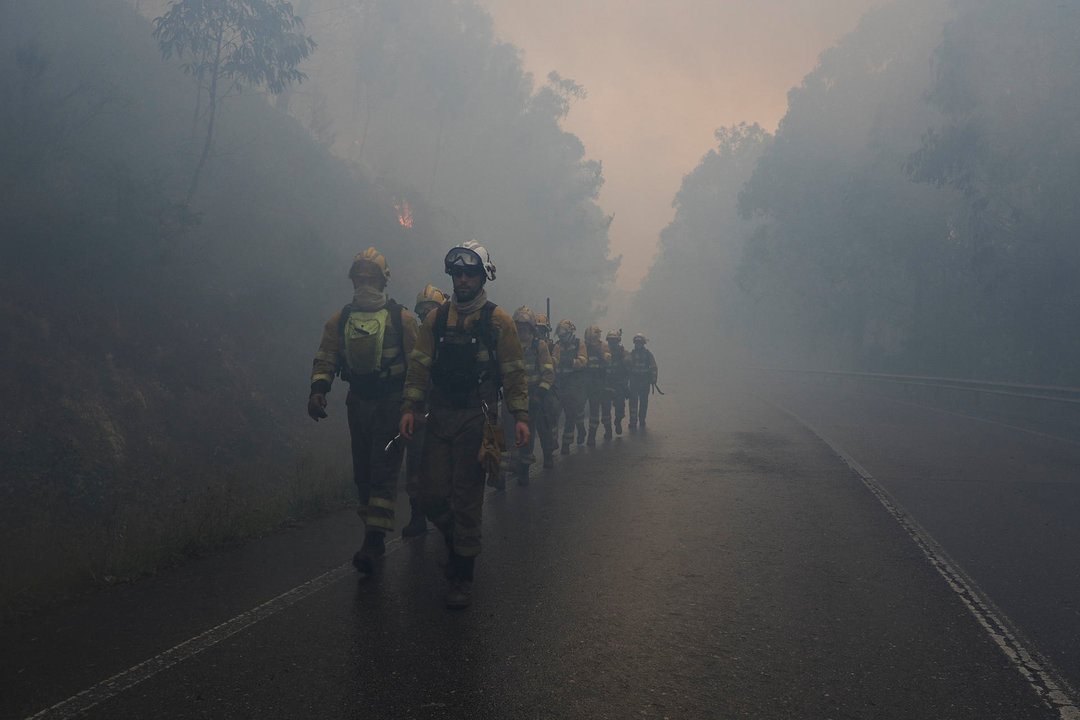 Efectivos trabajando en los incendios de Lugo. Foto: EFE.