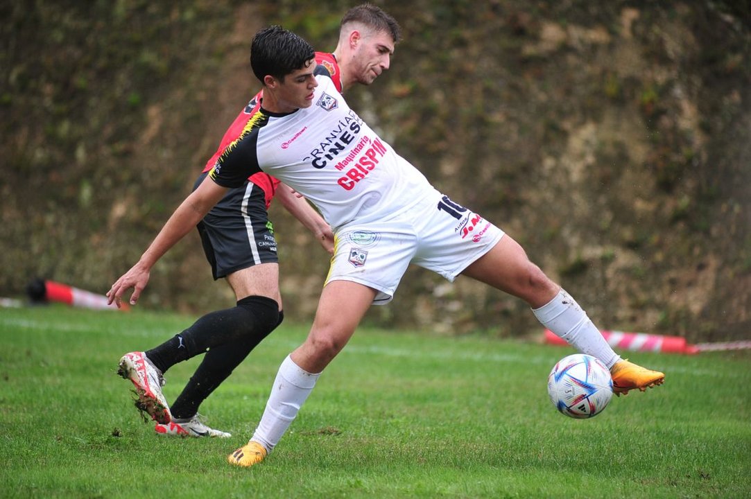 Adrián Presas, el “10” del Atlético Arnoia, estira la pierna para controlar la pelota.