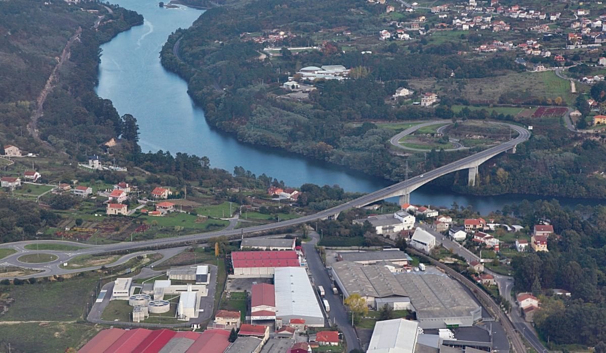La variante cruzará el Miño con un gran viaducto aguas arriba de la presa de Velle. JOSÉ PAZ