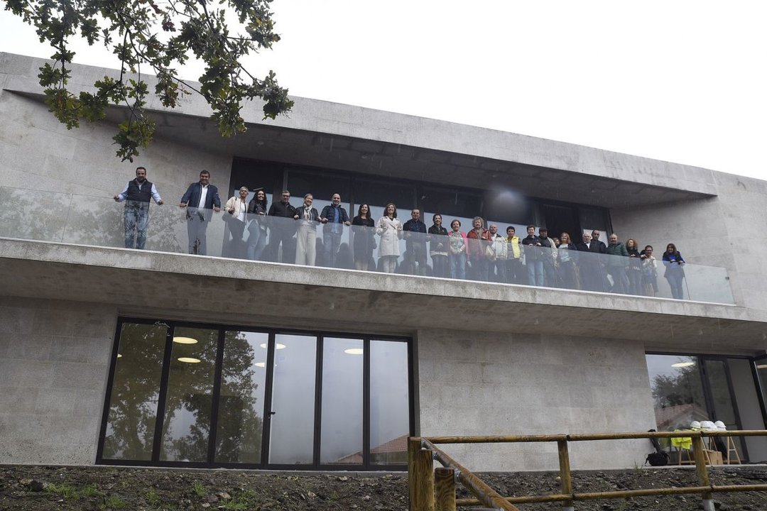 Autoridades y usuarios en la terraza del edificio multusos de Piñor.