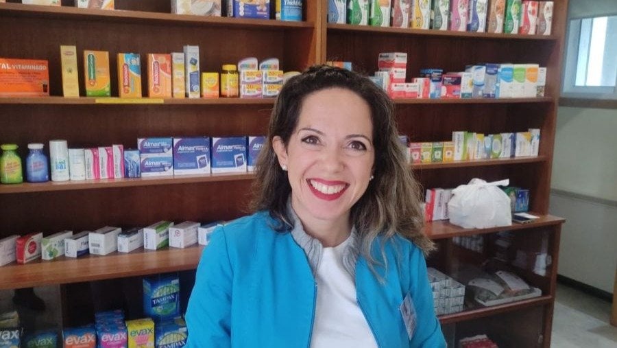 Silvia Rivero regenta la farmacia de Leirado.