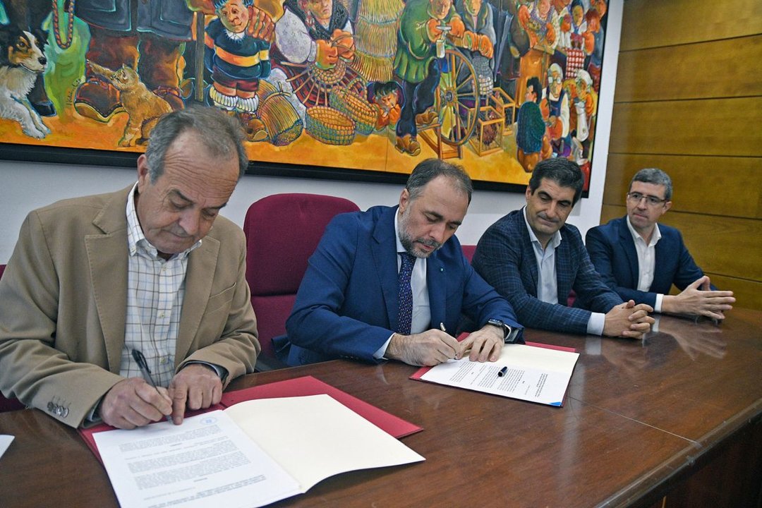 Fransciso Fumega y Julio García Comesaña firmando el convenio ante la mirada de Alén y Rubial.