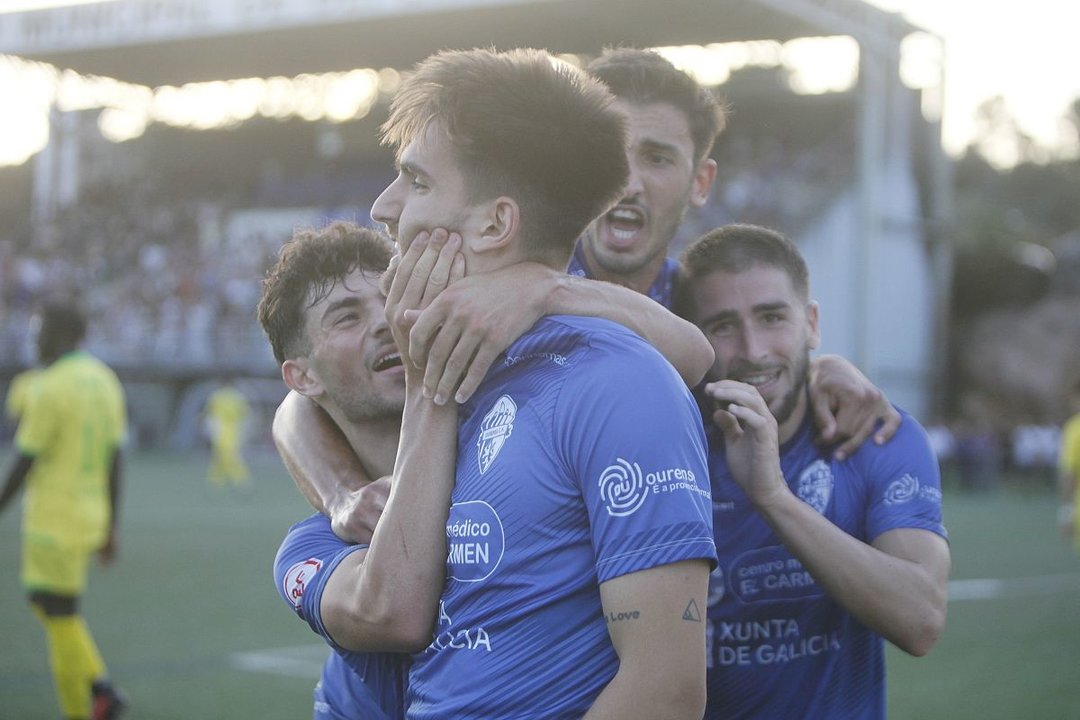 Antonio Salinas celebra con sus compañeros el gol del triunfo ante el Fabril disputado en el campo de Oira.