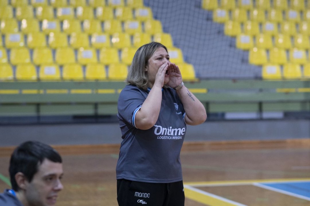 La entrenadora del Ontime da instrucciones durante el partido ante el Móstoles.